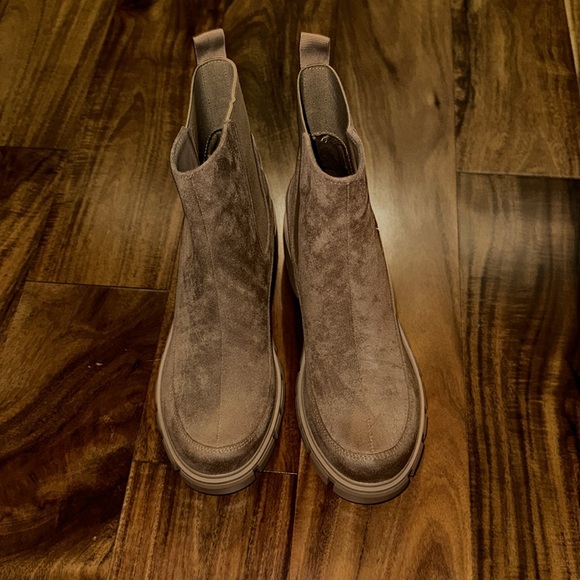 Boots - Picture 4 of 6